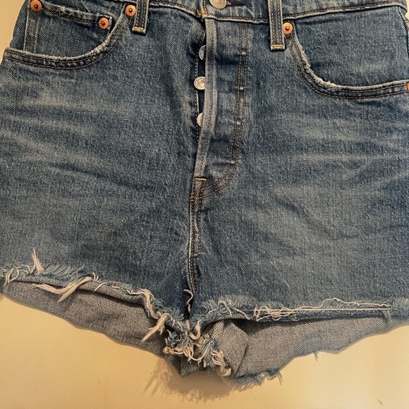 Levis Ribcage High Waisted Sz 26 Jean Shorts Premium Raw Hem Button Fly - Picture 5 of 10